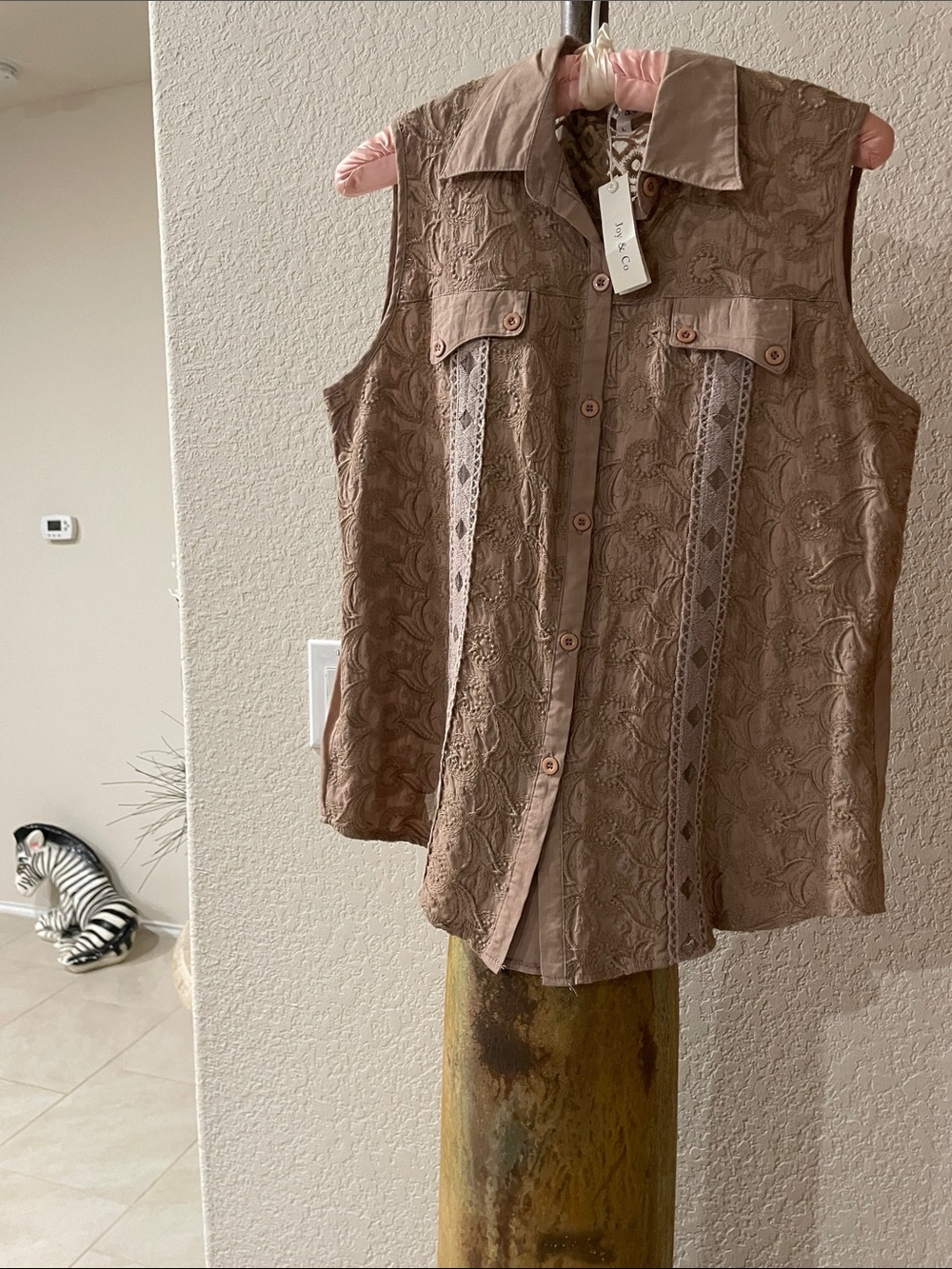NWT JOY & CO Front Button collared Top. Camel color w embroidery, sleeveless Lg